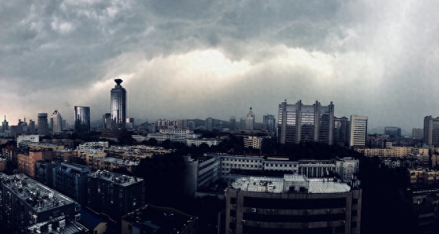 一秒天黑 濟(jì)南突降暴雨